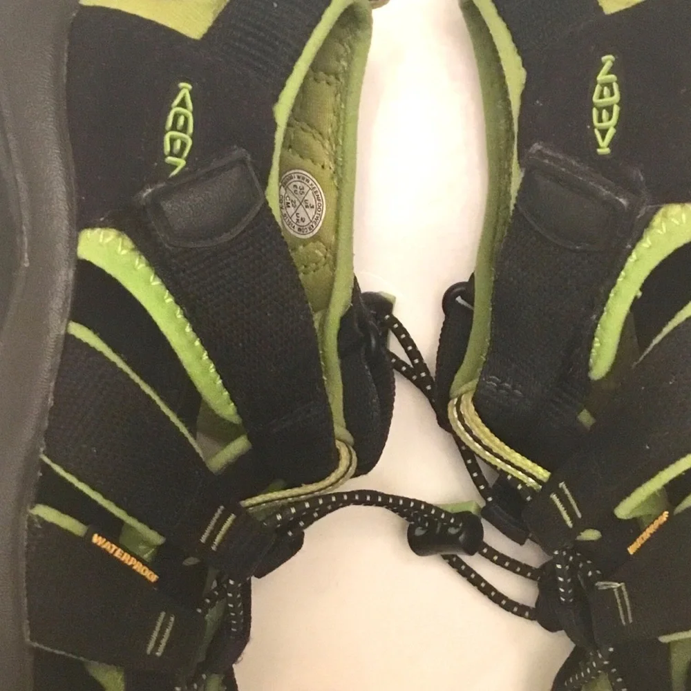 KEEN WaterpKids Sandals Newport H2 Closed Toe Black/ Lime Shoe Size-3